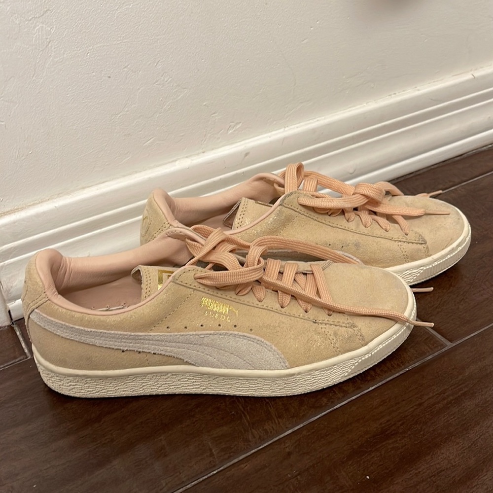 LIGHT PINK PUMA SUEDE SNEAKERS